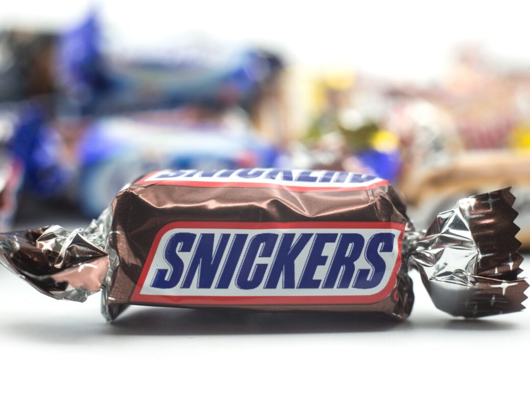 Snickers 220v на белом фоне